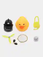 Серый металлик игрушка утка в шлеме и очках с пропеллером, в машину