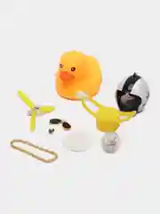 Серый металлик игрушка утка в шлеме и очках с пропеллером, в машину