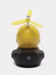 Багровый игрушка утка в шлеме и очках с пропеллером, в машину