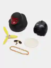 Шоколадный игрушка утка в шлеме и очках с пропеллером, в машину