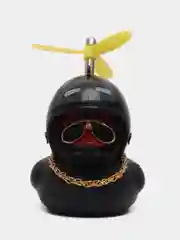 Шоколадный игрушка утка в шлеме и очках с пропеллером, в машину