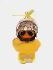 Желтый игрушка утка в шлеме и очках с пропеллером, в машину