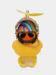 Темно-синий игрушка утка в шлеме и очках с пропеллером, в машину