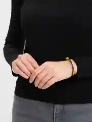 Браслет с янтарем на струне