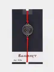 Скандинавский оберег (браслет / красная нить) "Валькнут", 3 г / Размер: 18 x 22 мм