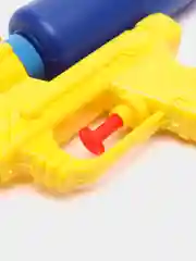 Желтый детский водный пистолет