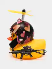 Красный уточка с ружьём в машину, игрушка утка в шлеме с пропеллером и в очках, в автомобиль