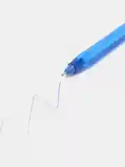 Розовый масляная ручка синяя шариковая Luxor InkGlide 100 Icy  0,7 мм трехгранная