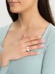 Белый кольцо с украшением сердечка