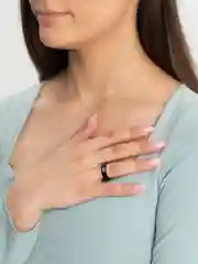 Черный кольцо с украшением сердечка