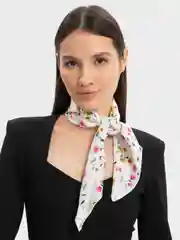Белый платок женский с принтом 70 х 70