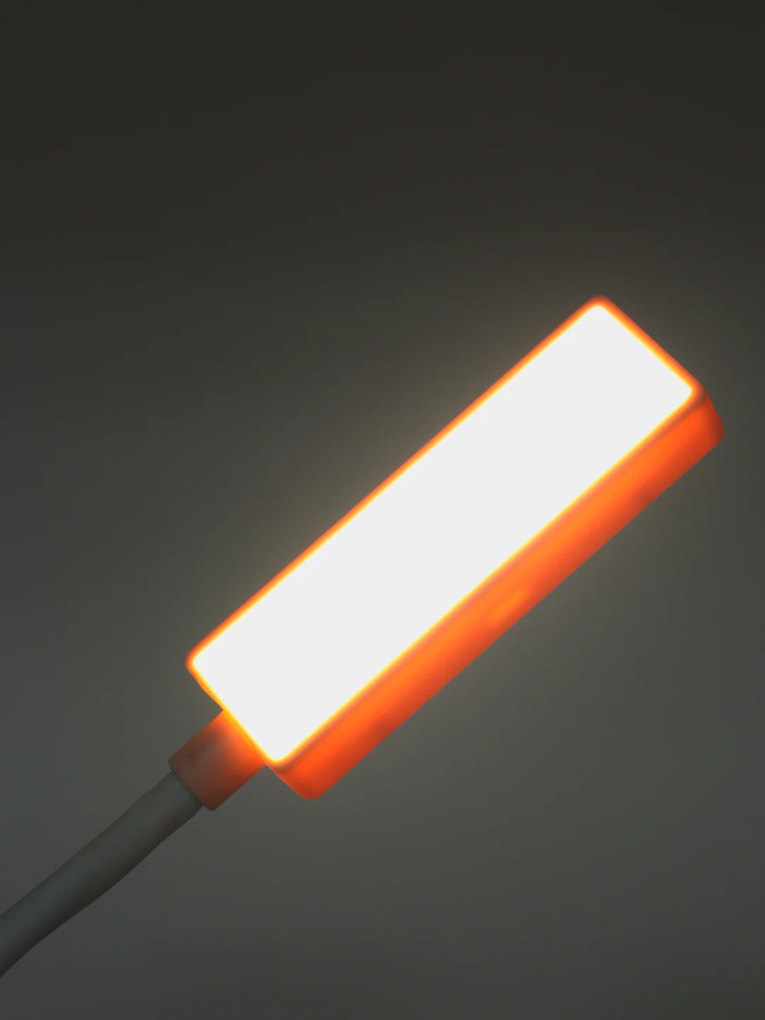 Небесно-голубой настольный LED-светильник с карандашницей, с точилкой