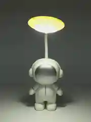 Белый настольный LED-светильник с карандашницей, с точилкой