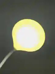 Белый настольный LED-светильник с карандашницей, с точилкой