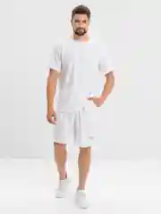 Белый мужской спортивный костюм: футболка и шорты
