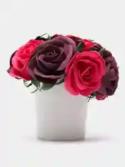 Багровый композиция из цветов