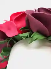 Багровый композиция из цветов