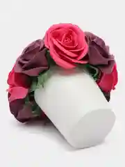 Багровый композиция из цветов
