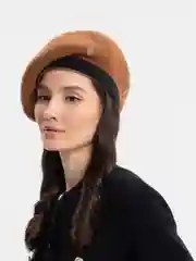 Багровый берет женский шерстяной с принтом