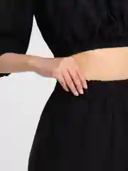 Черный брючный комплект, брюки палаццо, топ укороченный
