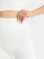 Белый комплект спортивный: топ и велосипедки