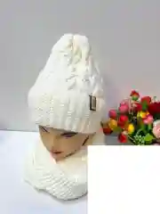 Белый шапка зимняя женская. Набор шапка, шарф женский. Шапка женская с утеплителем