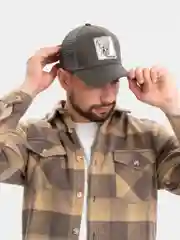 Белый кепка с логотипом животного