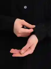 Черный женский брючный костюм: штаны с рубашкой, ткань жатка