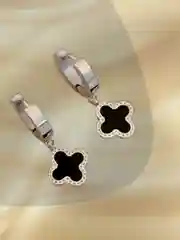Черный серьги четырехлистник