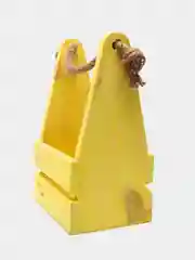 Желтый деревянный ящик