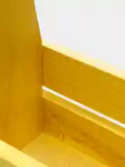 Желтый деревянный ящик