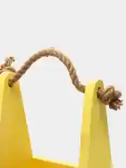 Желтый деревянный ящик