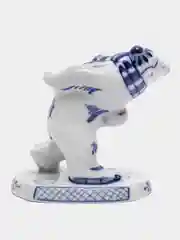 Скульптура "Медведь-конькобежец"