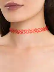 Красный чокер пластиковый