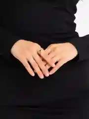 Белый кольцо с сердечками