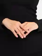Зеленый кольцо со светящимся сердечком и стразой