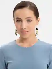 Серьги золотые, бохо, черный шарик, перья, кисточки на море