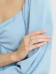 Угольный кольцо на Новый Год с цепочкой и крестом