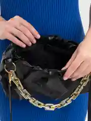 Черный однотонная женская сумка с плечевой цепочкой