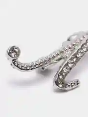 Коралловый брошь со стразами "Буква", на выбор