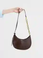 Шоколадный сумка багет женская на плечо с цепью маленькая