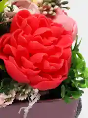 Алый букет роз из мыла