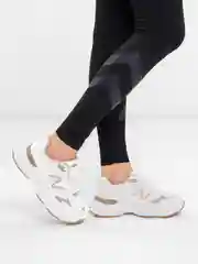 Белый кроссовки женские