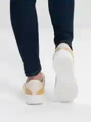 Кроссовки женские