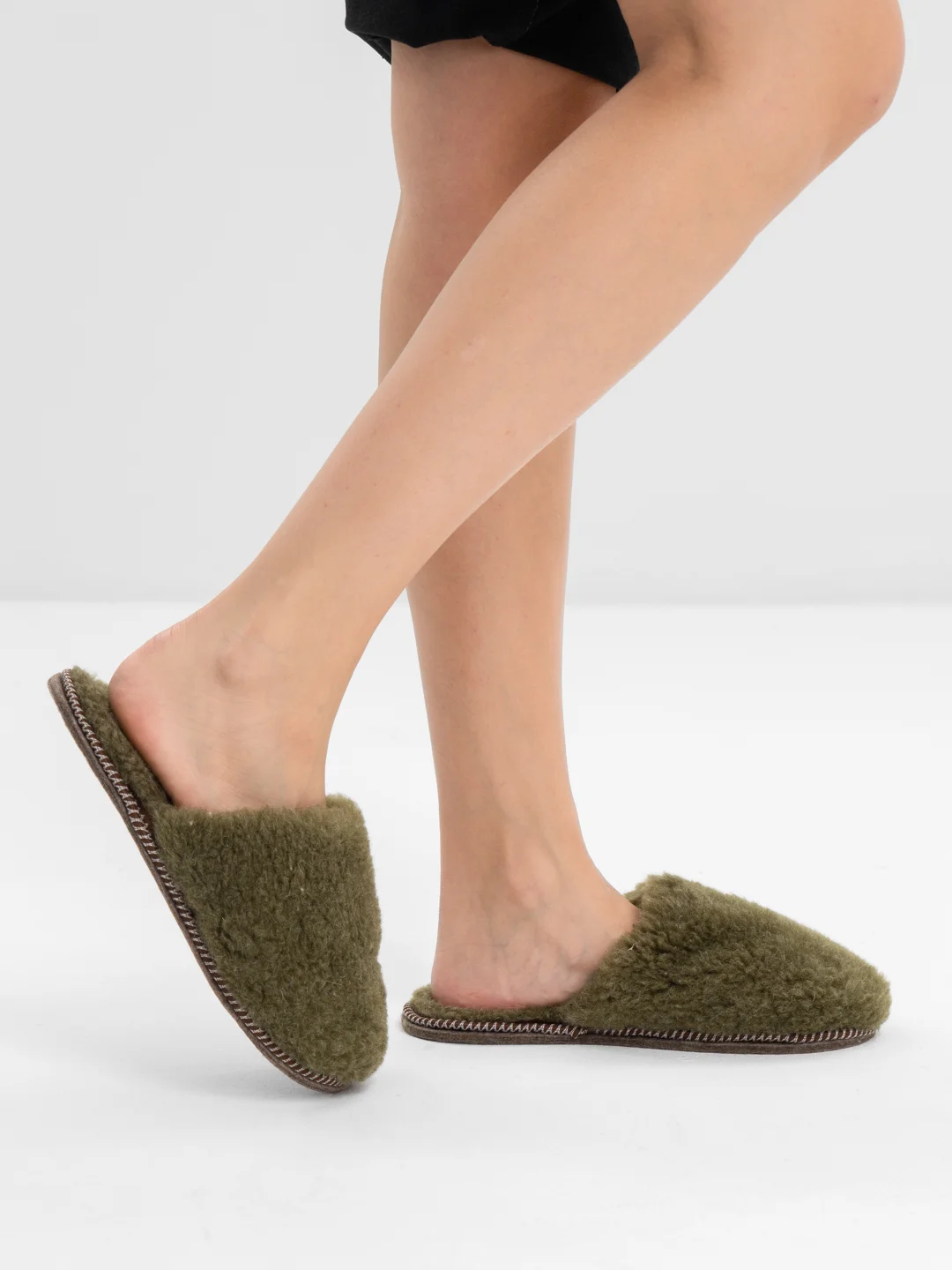 Оливковый тапочки домашние меховые женские и мужские из овчины Soft Slippers
