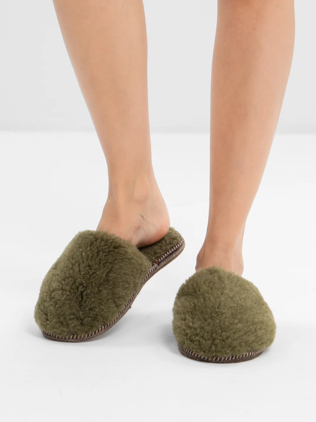Оливковый тапочки домашние меховые женские и мужские из овчины Soft Slippers