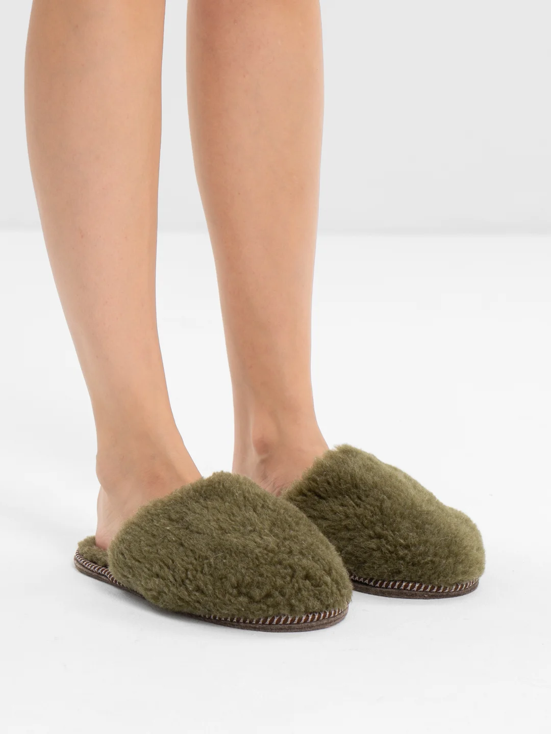 Оливковый тапочки домашние меховые женские и мужские из овчины Soft Slippers