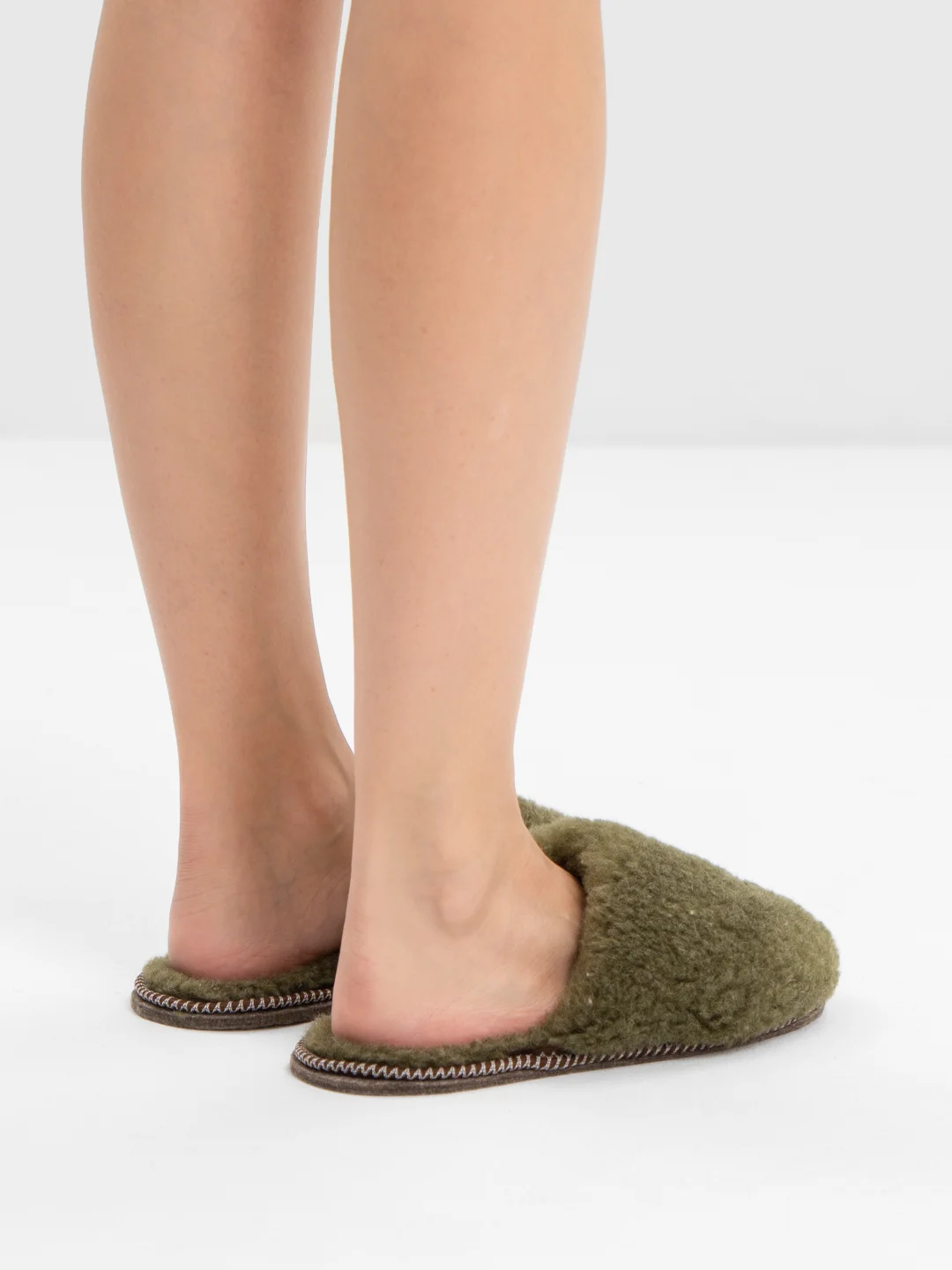 Оливковый тапочки домашние меховые женские и мужские из овчины Soft Slippers