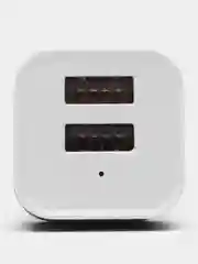 Черный автомобильное зарядное устройство 2xUSB с индикатором 1А, 2.1А / Автомобильный адаптер