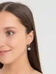 Белый серьги четырехлистник